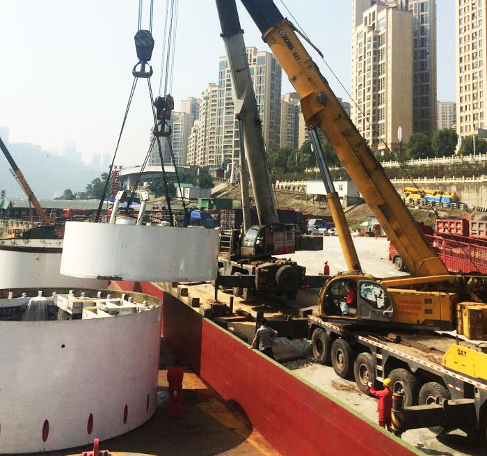琼中吊车作业中