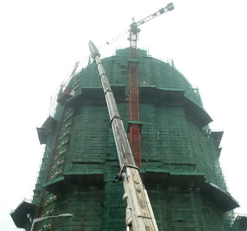 琼中吊车在工地上作业